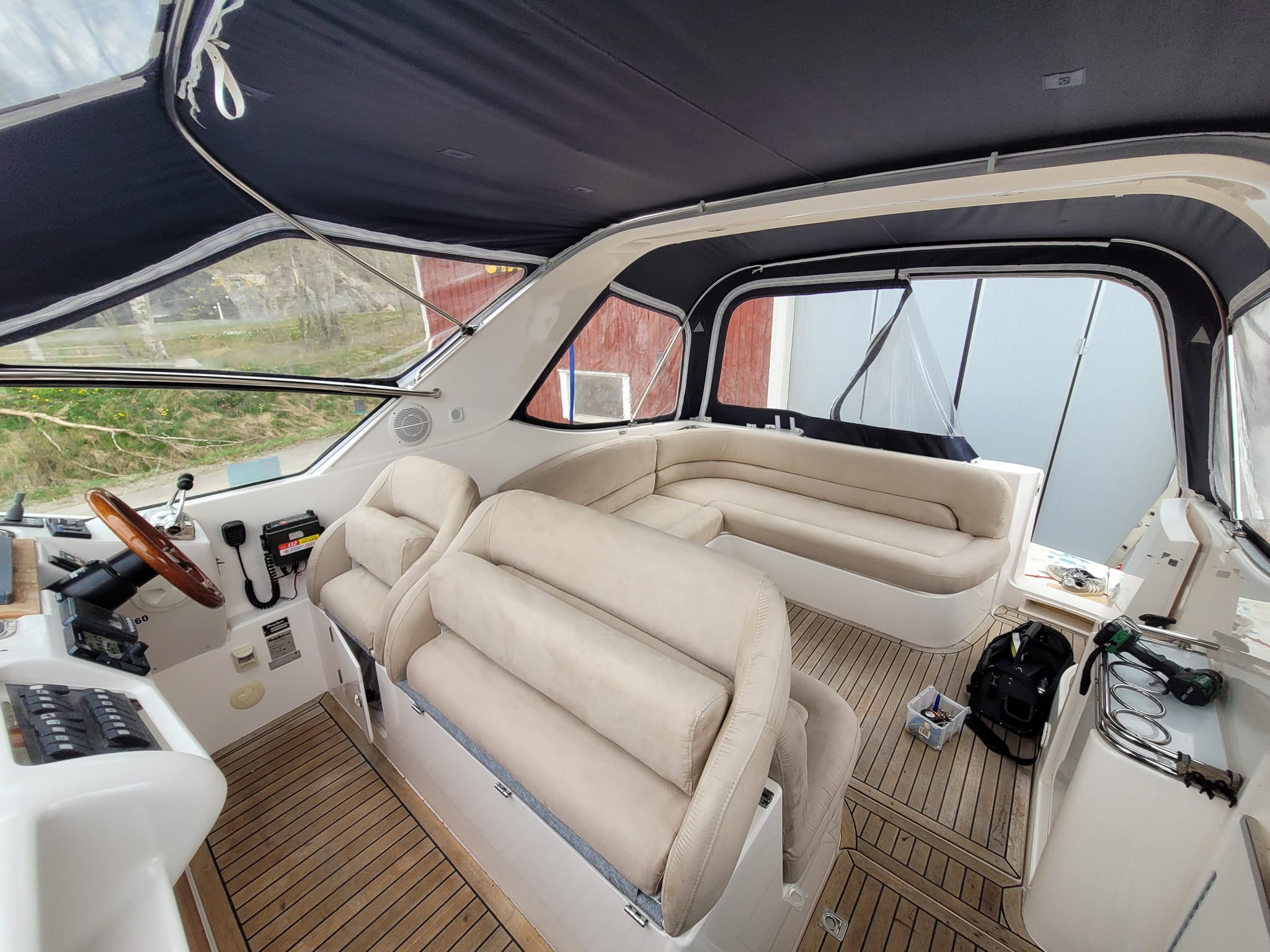 Omklädsel och renovering av båtdynor och båtkapell med slitstarka, väderbeständiga material från Marstrands Marintextil.