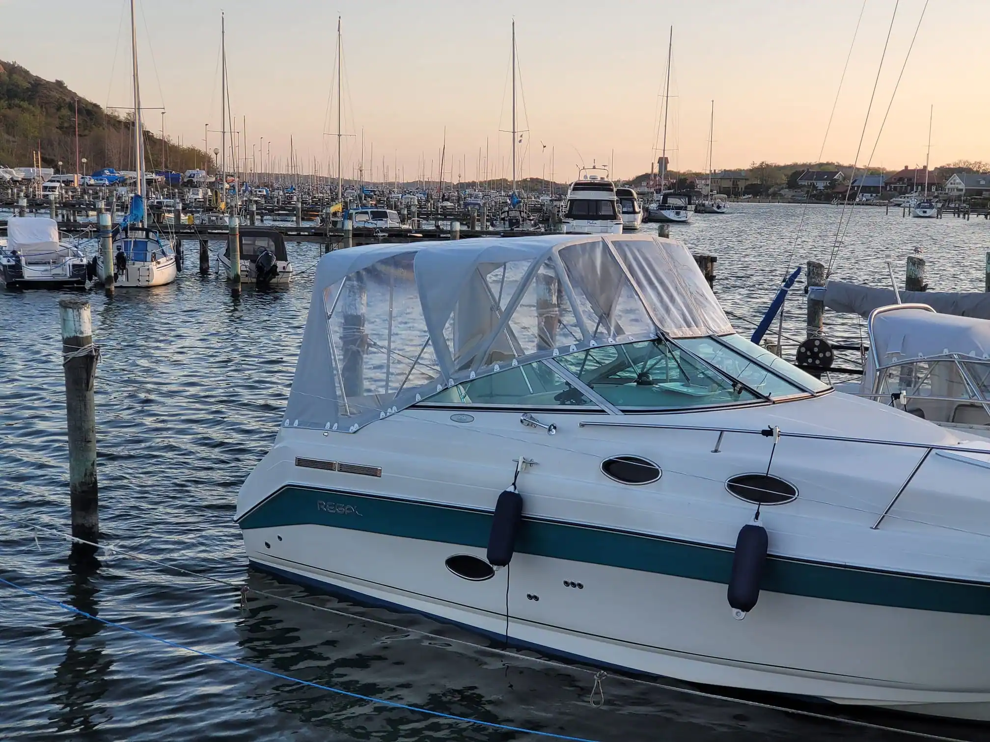Båtkapell för Sea Ray Sundancer 250 – skydd för din båt mot väder och vind