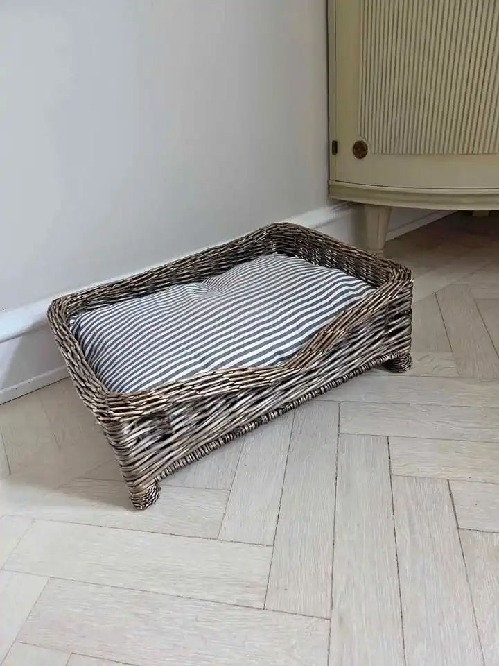 Måttanpassad hundbädd i slitstarkt beige tyg, perfekt för hemmabruk eller kontor