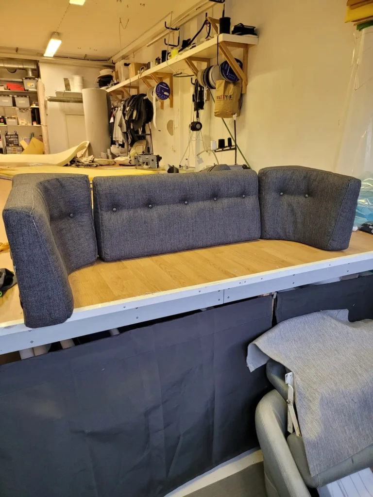 Måttsytt ryggstöd till sänggavel – klätt med exklusivt tyg