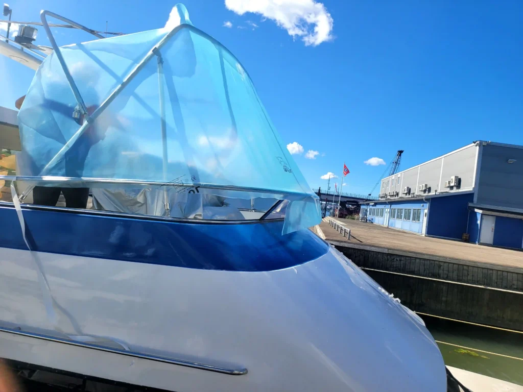 Originalkapell - Anpassat båtkapell på motorbåt – originalkapell sytt av kapellmakare i Göteborg