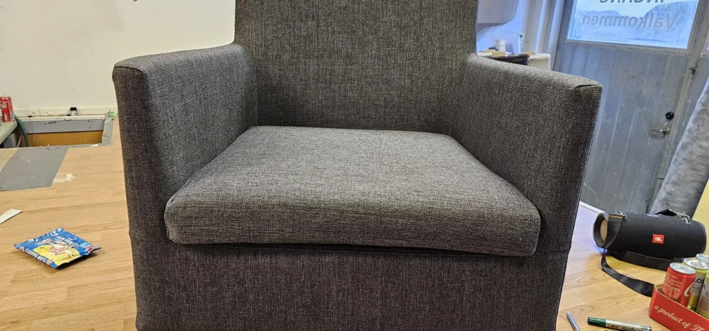 Hotellfåtölj omklädd med stolsdyna – textilrenovering för Marstrands Havshotell