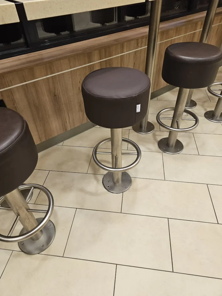 Barpallar med ny klädsel – textilrenovering hos Burger King restaurang