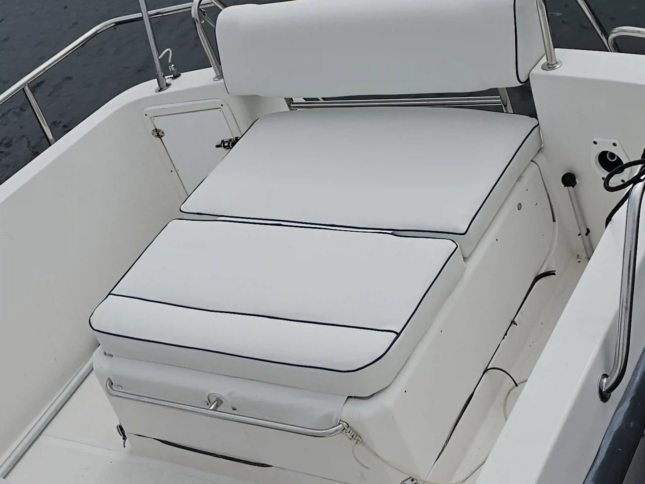 Tillbehör till båtdynor – knappar, dragkedjor och detaljer från Marstrands Marintextil