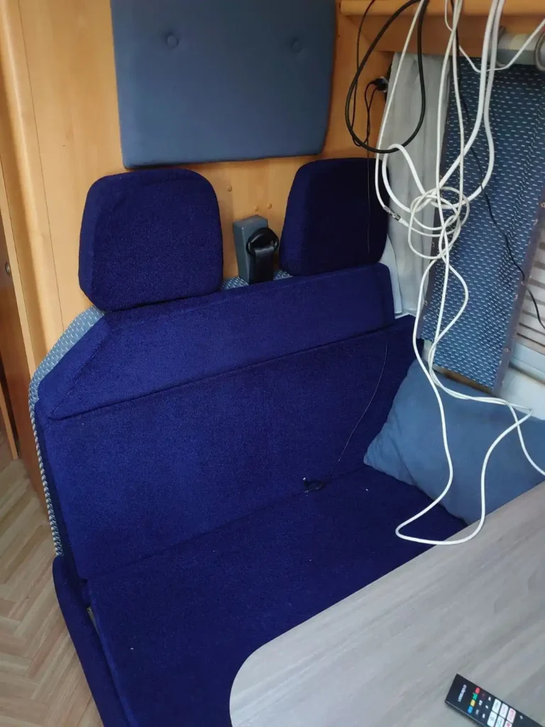 Husbilsdynor med ryggstöd installerade i en husbil, tillverkade av Marstrands Marintextil