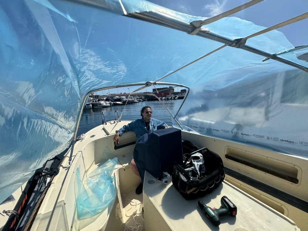 Custom made boat cover and sprayhood on sailboat in Bohuslän - made by Marstrands Marintextil AB with 3D CAD design and stainless steel bows for perfect fit.