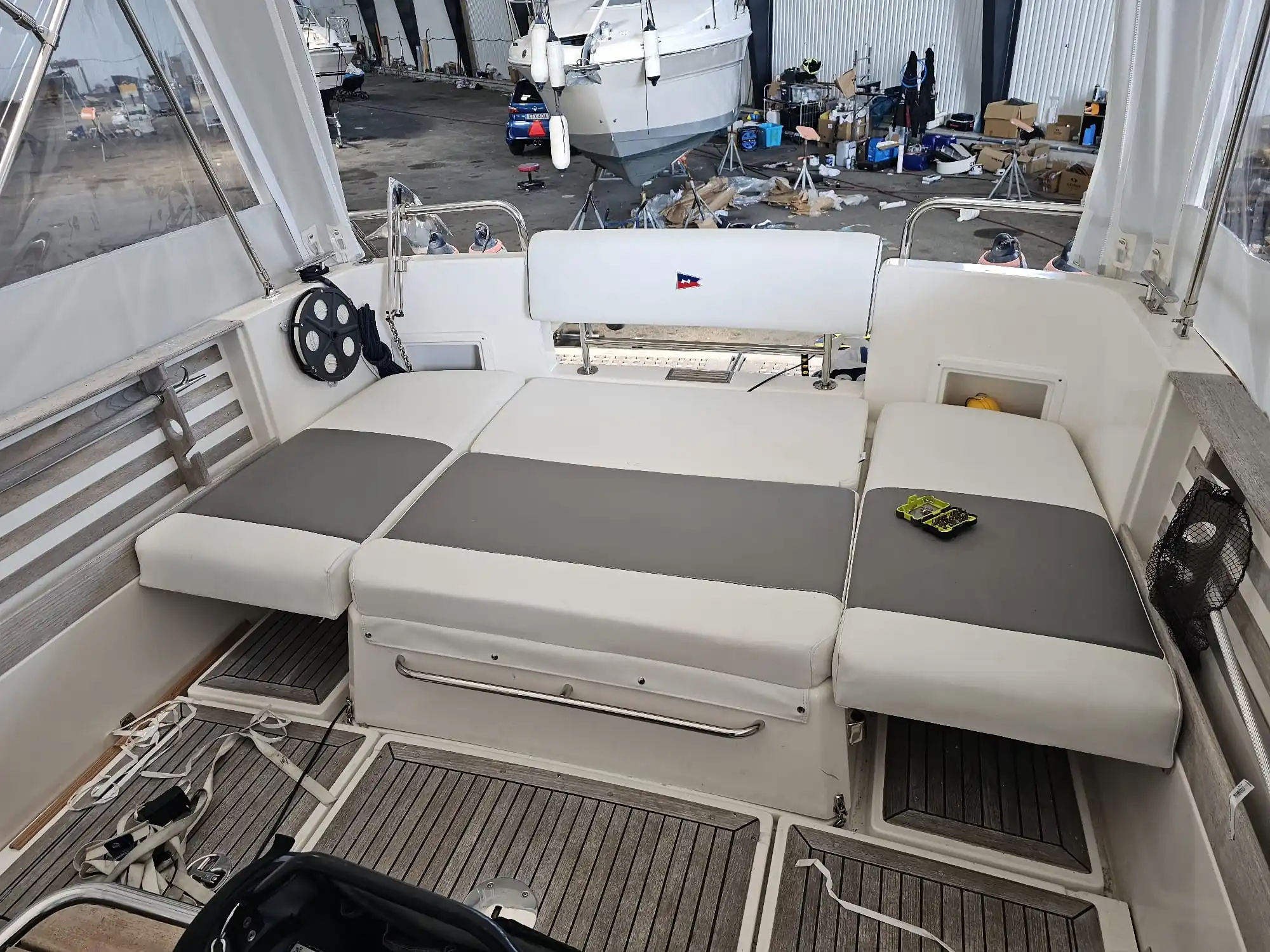 Båtdynor till Nimbus – ljusgrå specialsydda dynor i marintextil, perfekt passform för premiumbåtar