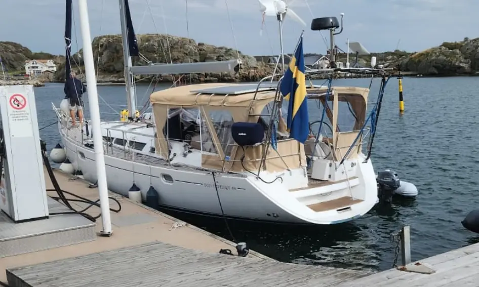New boat cover for Sun Odyssey 49 assembled in Marstrand by Marstrands Marintextil AB. Made of Storm Plus fabric with UV protection, water resistant impregnation and tailored fit for the west coast climate.