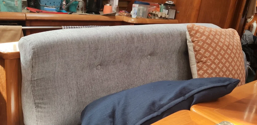 Båtdynor till Sun Odyssey 49 i Marstrand och Göteborg – tillverkade av Marstrands Marintextil AB, och HR-skum för hög komfort och lång livslängd.