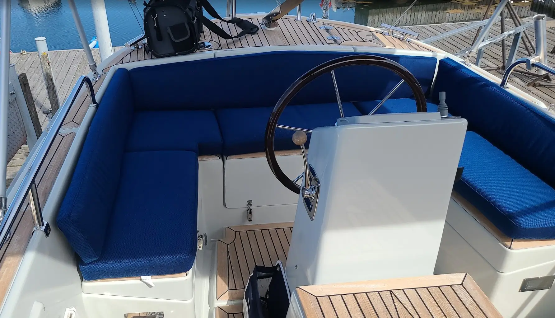 Måttbeställda blå båtdynor i sittbrunn – tillverkade av Marstrands Marintextil i Göteborg