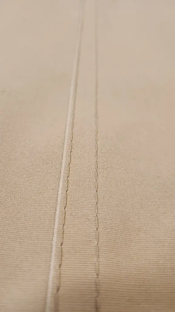 Kapellreparation Kungälv – reparation av båtkapell till Coronet 32 med förstärkta sömmar, UV-tråd och marinväv utförd av Marstrands Marintextil i Bohuslän.