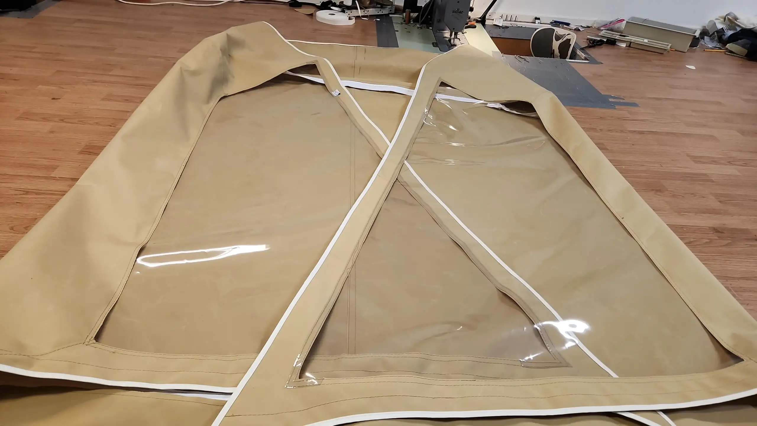 Kapellreparation i Kungälv utförd av Marstrands Marintextil i Kungälv – rengöring, sömnadsförstärkning och impregnering av båtkapell.