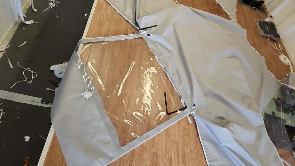 Kapellreparation i Kungälv utförd av Marstrands Marintextil – byte av rutor och förstärkning i marinväv.