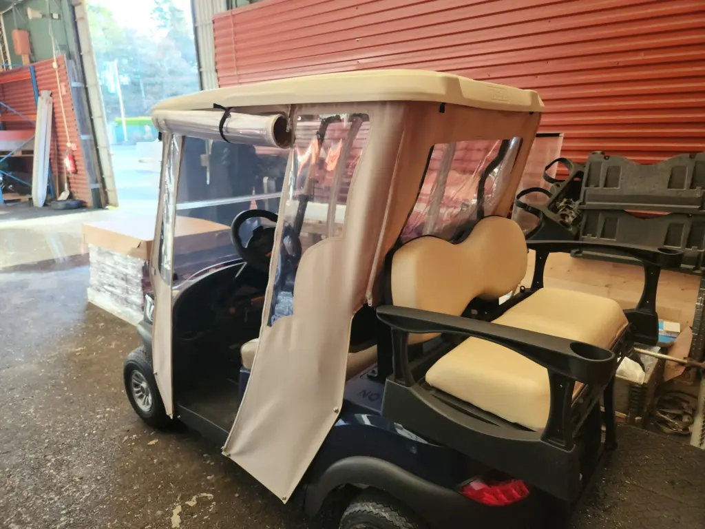 Skräddarsytt golfbilskapell monterat på Club Car – komplett väderskydd i marintextil.