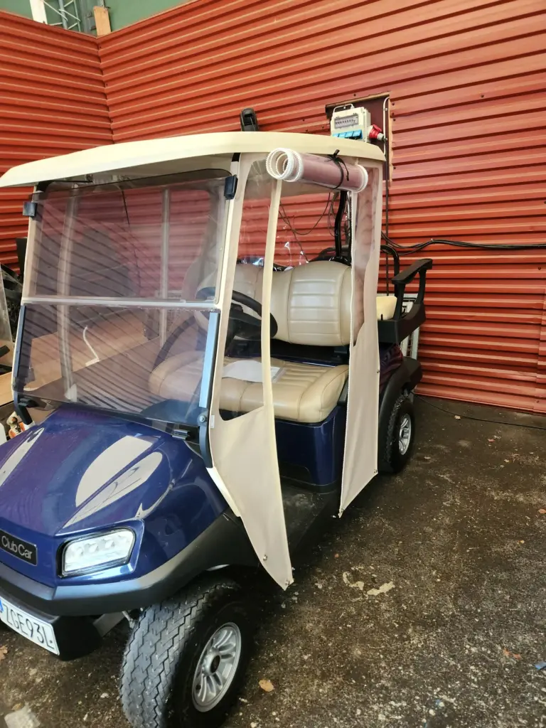 Golfbil med kapell – rullbara sidor och vädertåligt skydd från Marstrands Marintextil.