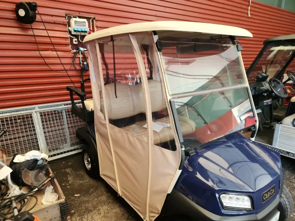 Kapell till Club Car golfbil – specialsydd bakdel och full väderskyddslösning.