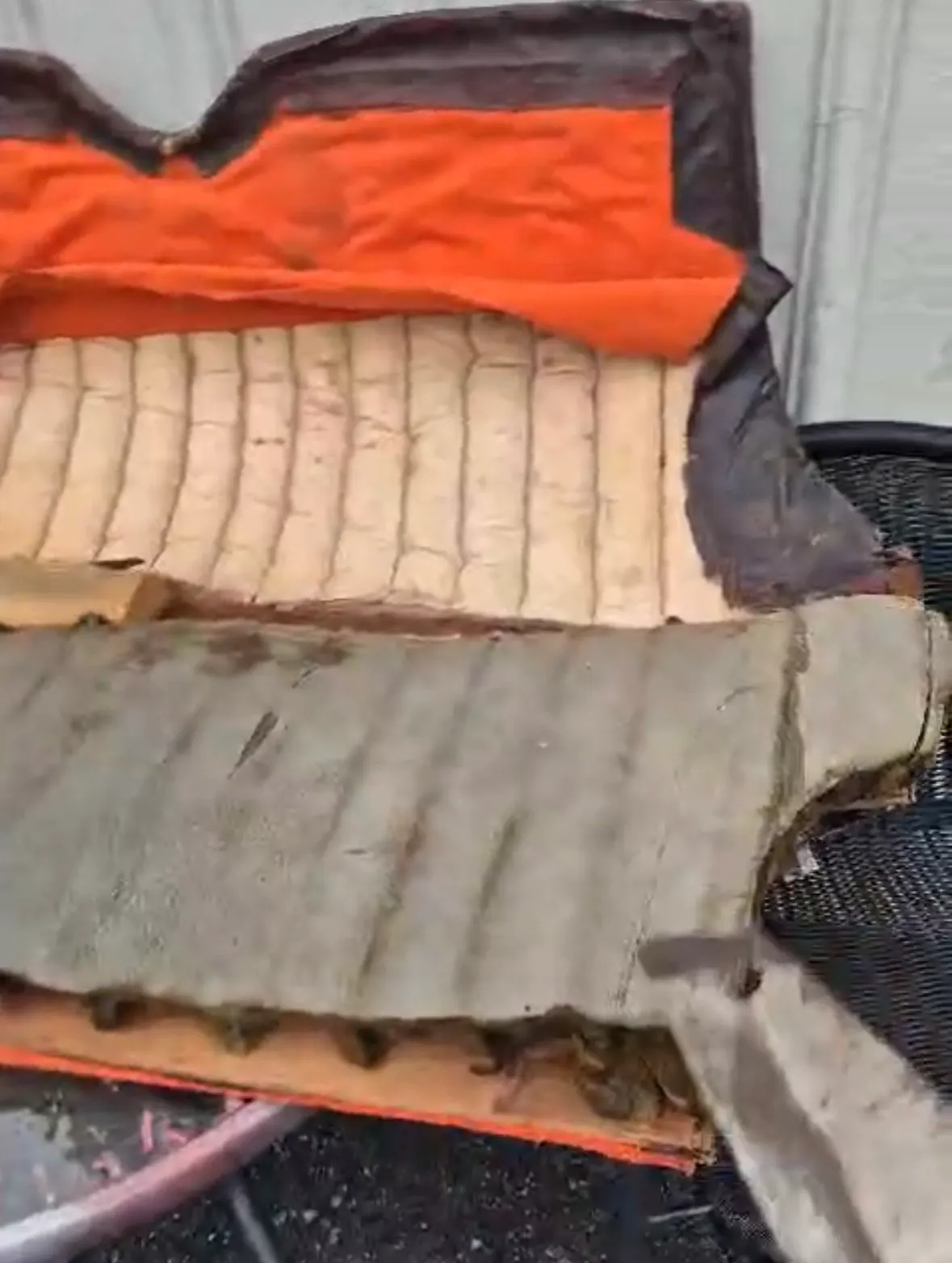 Före-bild bilsäte Dellow MK1 – slitet skum, gammal stoppning och sprucken klädsel innan renovering