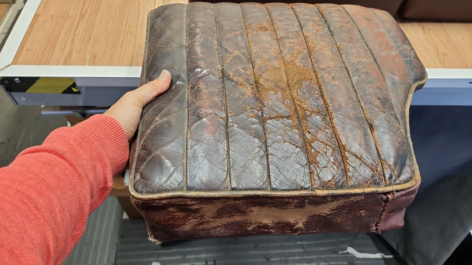 Gammal utsliten bildyna från Dellow MK1 – sprucken klädsel och förstört skum före renovering