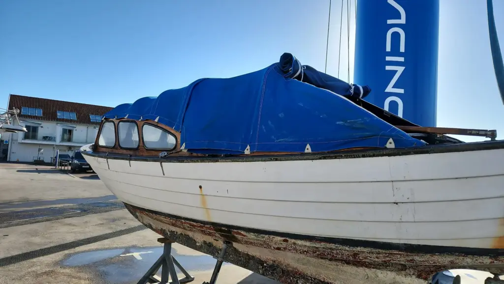 Kapelltvätt Impregnering - Polar 22 Snipa med slitet och smutsigt kapell före kapelltvätt och impregnering, tydliga mögel- och UV-skador synliga innan behandling av Marstrands Marintextil.