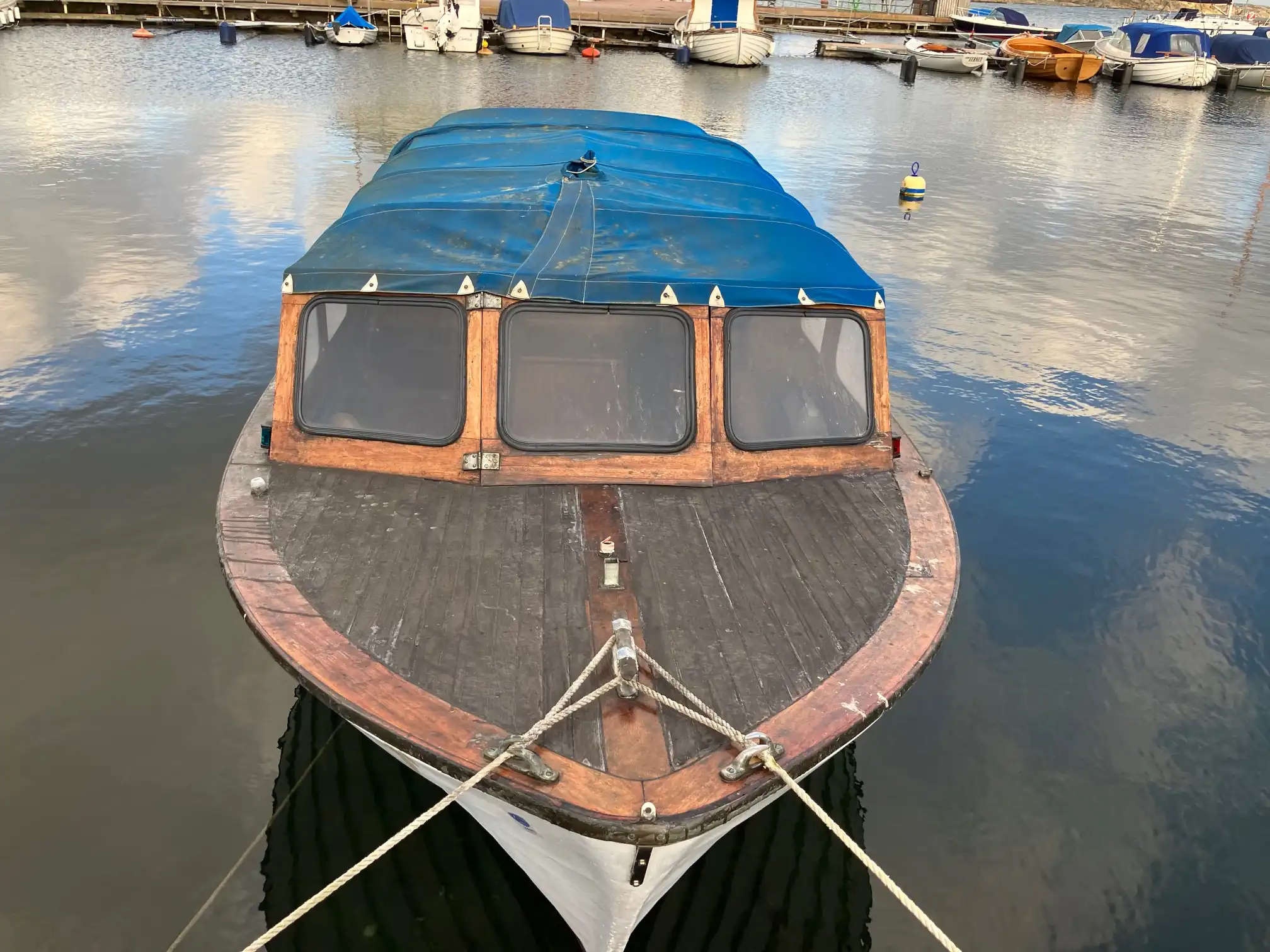 Kapelltvätt - Smutsigt och slitet kapell på Polar 22 Snipa före kapelltvätt och impregnering utförd av Marstrands Marintextil.