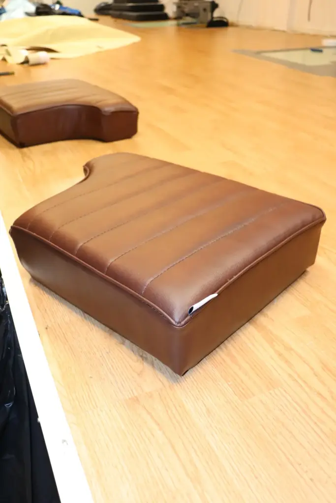 Måttsydd bildyna till Dellow MK1 – ny stoppning och omklädsel i premiumläder hos Marstrands Marintextil