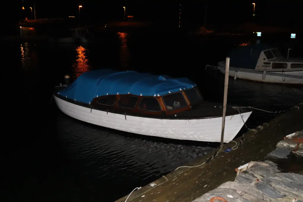 Polar 22 Snipa efter kapelltvätt och impregnering – Marstrands Marintextil monterat kapell i mörker vid bryggan.