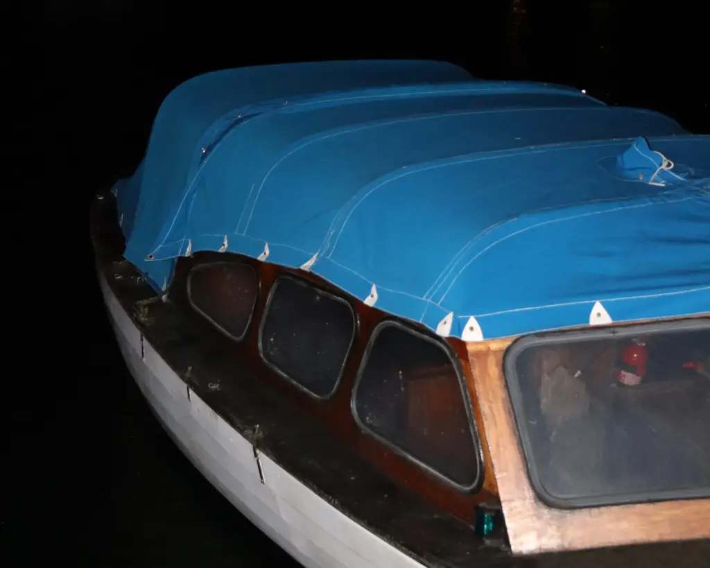 Kapelltvätt och impregnering utförd av Marstrands Marintextil, nytvättat och vattenavvisande kapell monterat efter professionell behandling.