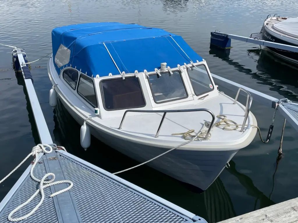 Kapelltvätt och impregnering av båtkapell på Polar 20 efter professionell rengöring i Sverige