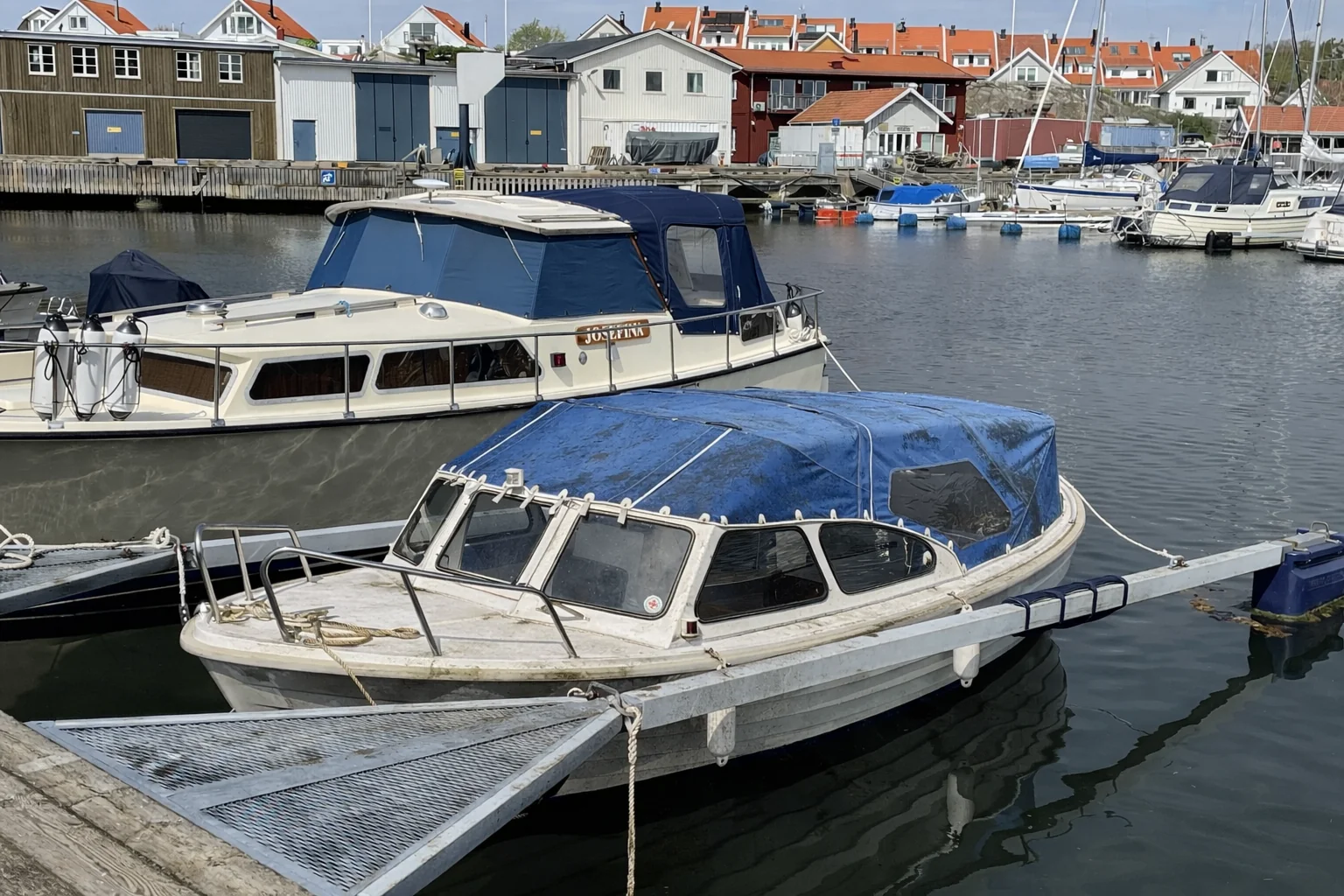 Före Kapelltvätt och impregnering av båtkapell på Polar 20 vid brygga efter professionell behandling