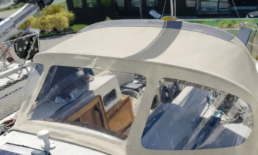 Nytillverkad sprayhood till Omega 36 monterad på båt med exakt passform baserad på original