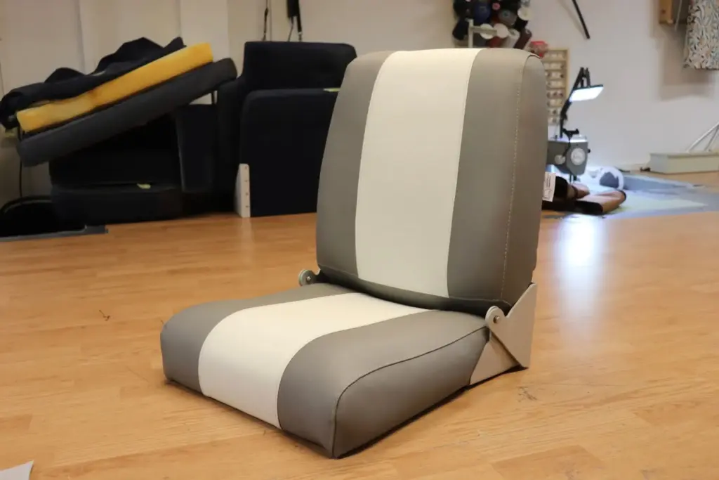 Omklädd båtstol båtdyna till Vihe S-21 (1991) – båtdynor i marin vinyl, ny skumstoppning och måttsydd klädsel i verkstad nära Göteborg