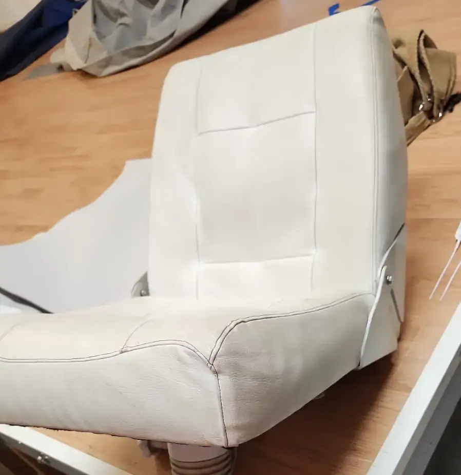 Sliten båtstol före omklädsel till Vihe S-21 (1991) – original båtdyna med nedsutten skumstoppning inför renovering