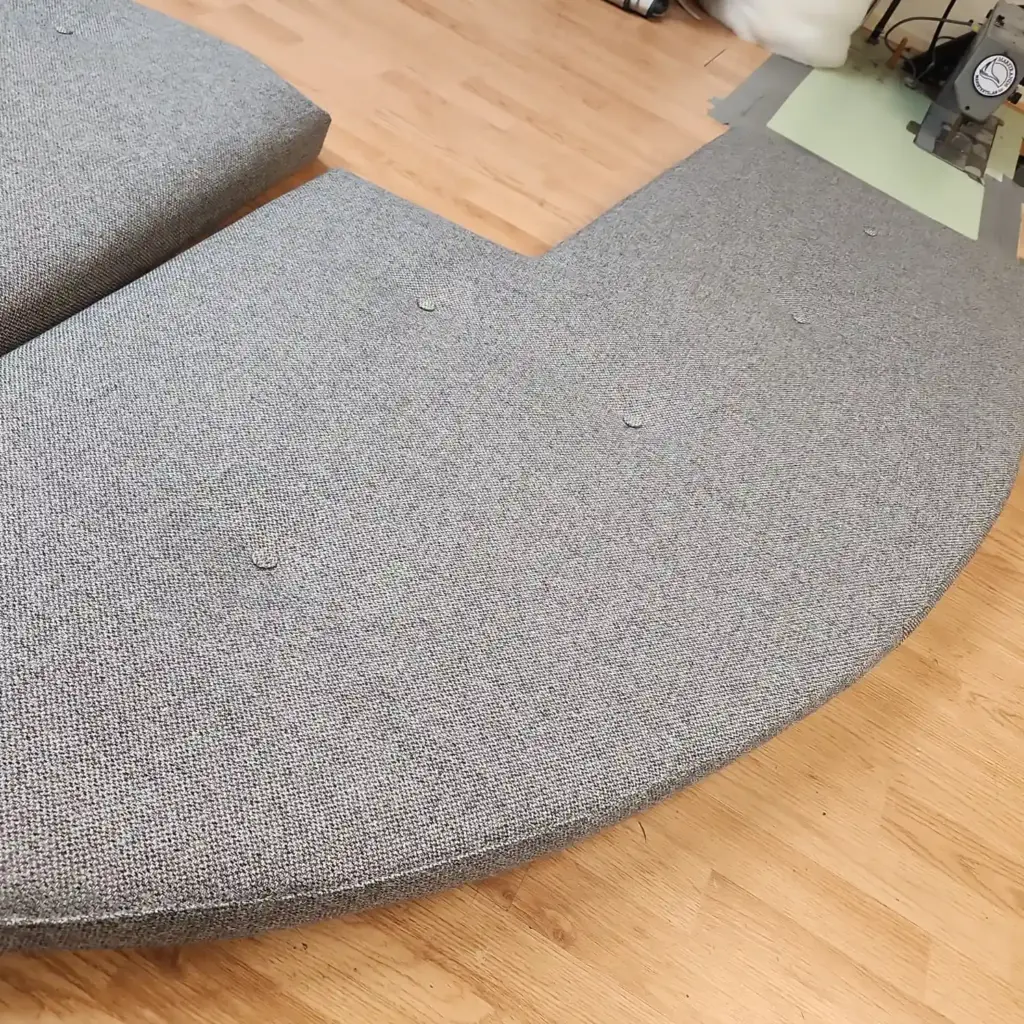 Måttanpassad båtdyna till Vihe S-21 (1991) i marint tyg – kontrollerad form och radie under tillverkning