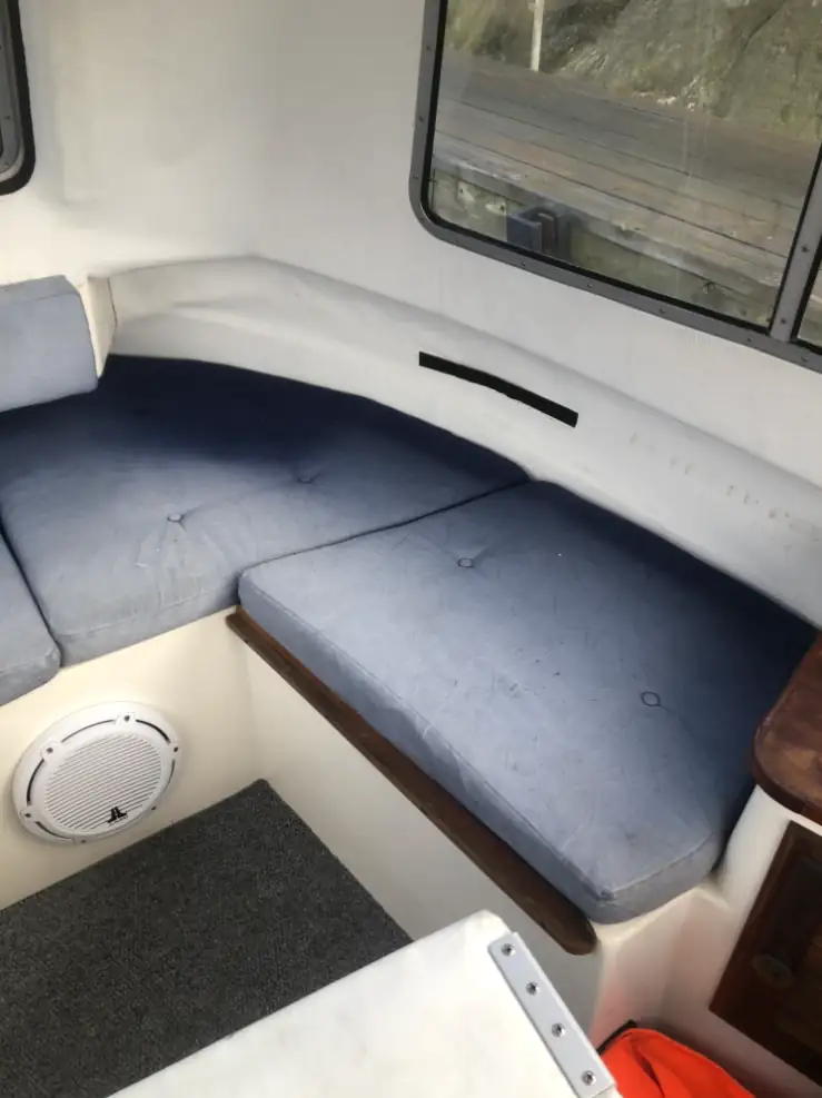 Båtdynor i ruff före omklädsel till Vihe S-21 (1991) – blå originaldynor med synligt slitage och ojämn sittkomfort