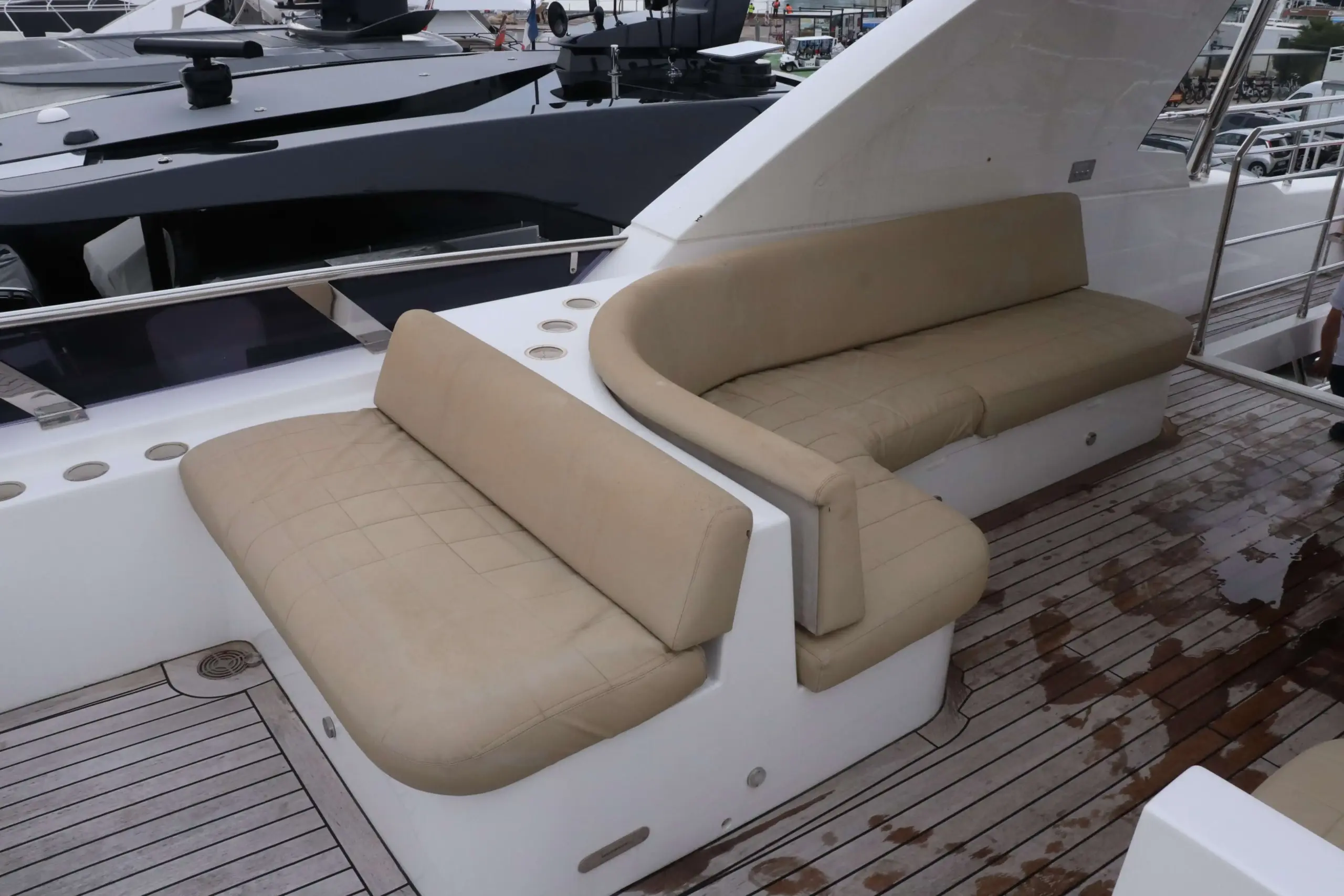 Skräddarsydda båtdynor på flybridge vänster sida – Majesty 110 yacht dynor Antibes