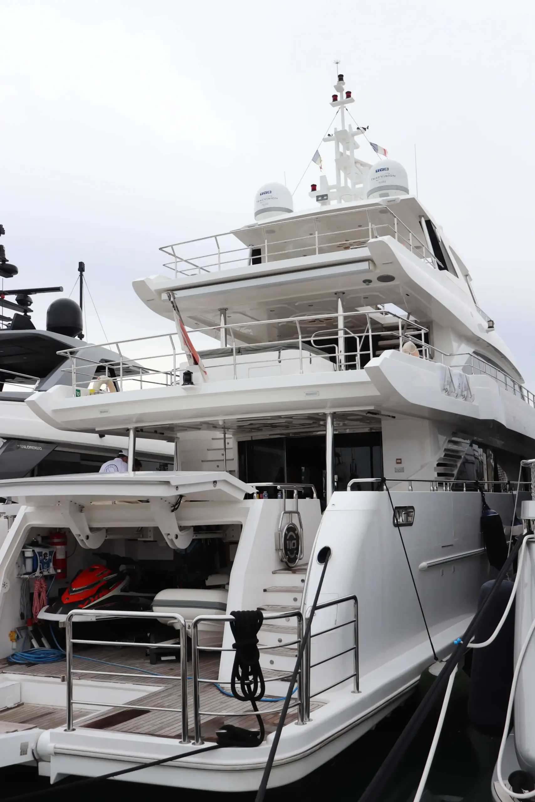 Majesty 110 yacht Alina Maria II i Antibes under on-site analys av skräddarsydda båtdynor och yacht dynor