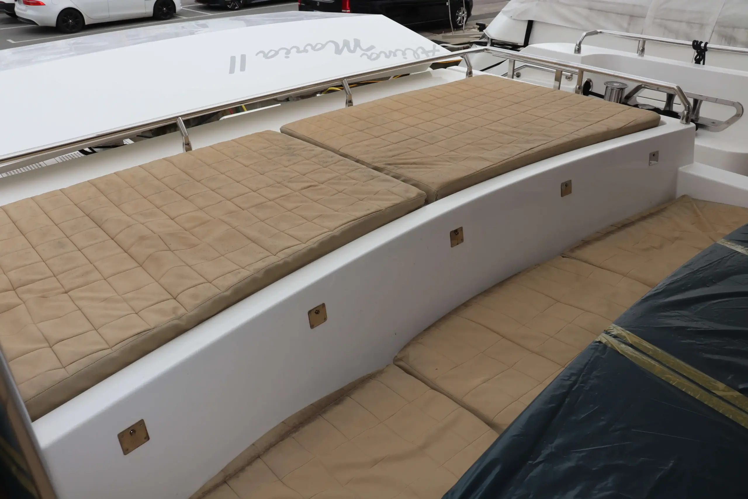 Befintliga båtdynor på loungeyta – Majesty 110 yacht dynor analys Antibes