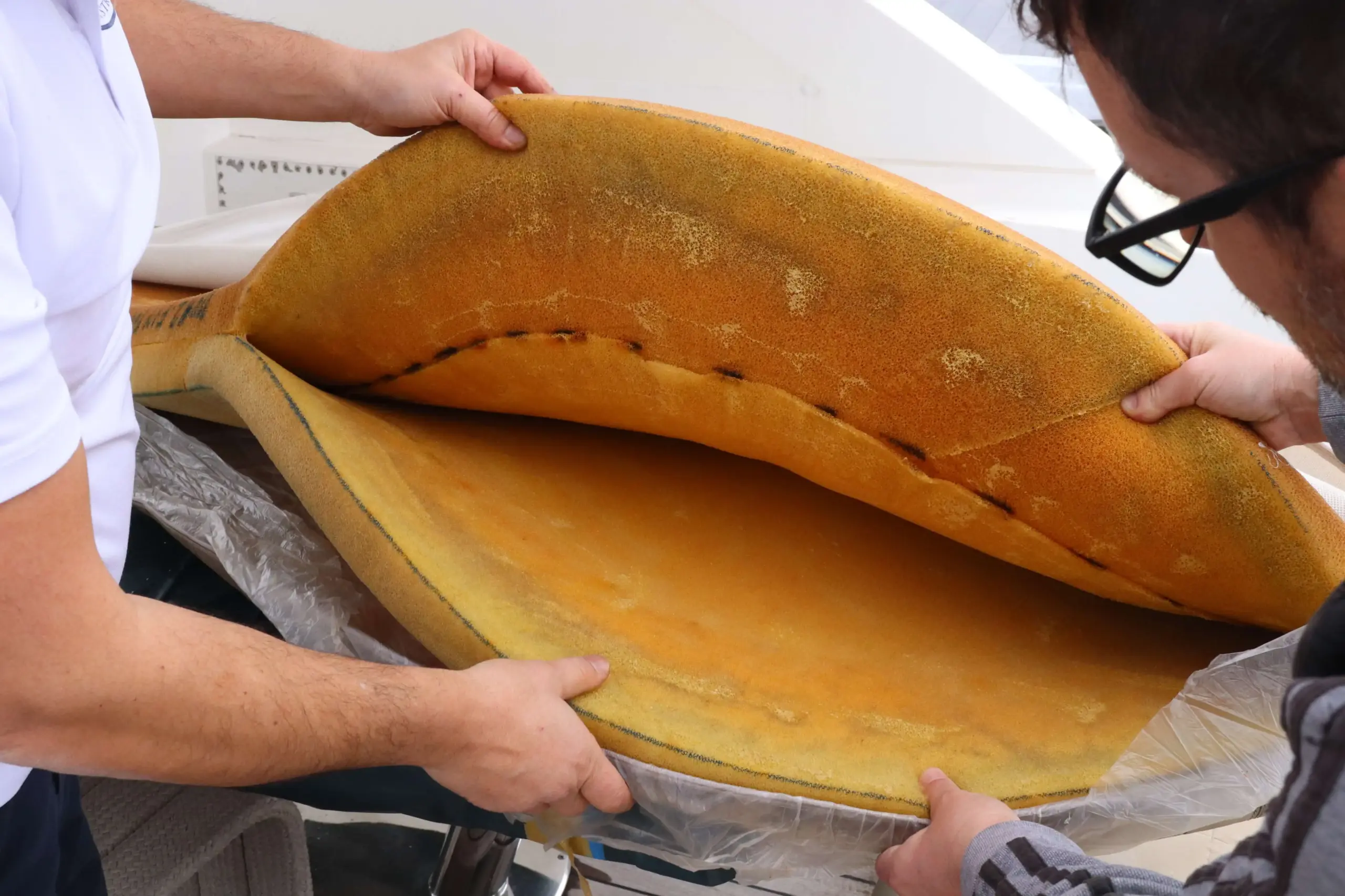 Analys av skum och konstruktion i båtdynor för Majesty 110 yacht dynor under on-site genomgång