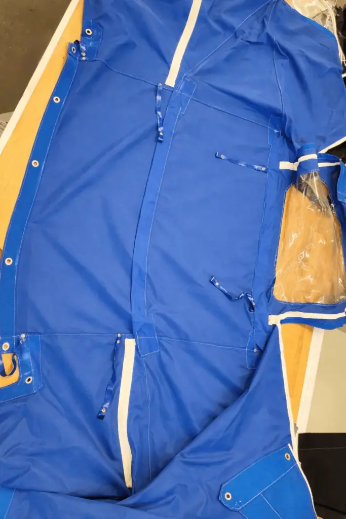 Kapelltvätt och kapellreparation efter arbete på Snipa Borno 23 båtkapell – rengjort och impregnerat kapell från Marstrands Marintextil