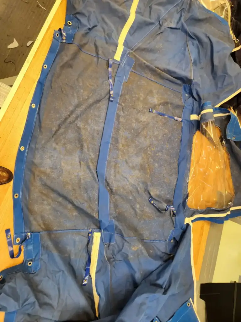 Kapelltvätt och kapellreparation före arbete på Snipa Borno 23 båtkapell – smutsigt och slitet kapell innan service hos Marstrands Marintextil Göteborg