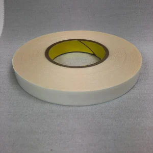 Rollo ancho de cinta adhesiva doble 3M Venture de color claro