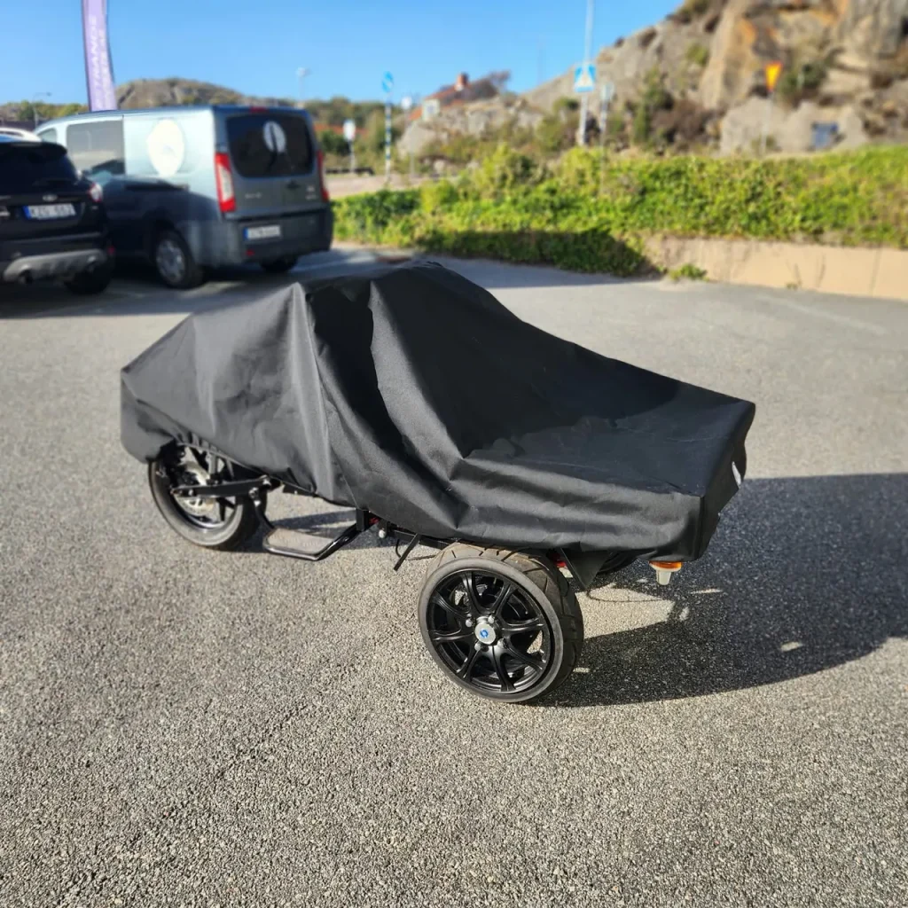 Cubierta negra para la motocicleta MGB Starbridge con plataforma, que se adapta a la forma y los laterales del vehículo.