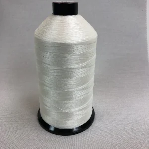 Spule mit weißem Coats Dabond-Nähgarn