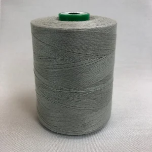 Spule mit Coats Dual Duty WR-Nähgarn in der Farbe Cadet Grey