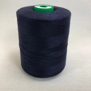 Spule mit Coats Dual Duty WR-Nähgarn in der Farbe „Captain Navy“