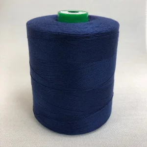 Spule mit Coats Dual Duty WR-Nähgarn in der Farbe Dark Blue
