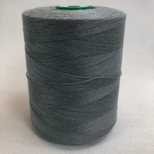 Spule mit Coats Dual Duty WR-Nähgarn in der Farbe Mittelgrau
