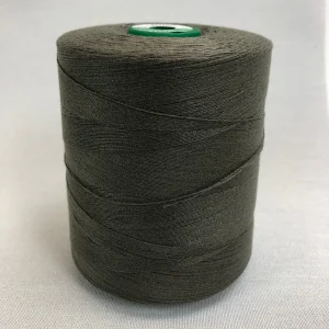 Spule mit Coats Dual Duty WR-Nähgarn in der Farbe „Moonrock“