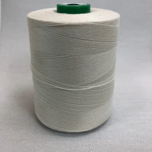 Spule mit Coats Dual Duty WR-Nähgarn in der Farbe „ungebleicht“