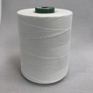 Spule mit Coats Dual Duty WR-Nähgarn in der Farbe „optisch weiß“
